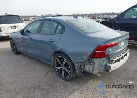 2024 Volvo S60 B5 Core Dark Theme z USA, uszkodzony, nr VIN 7JRL12TK6RG319878